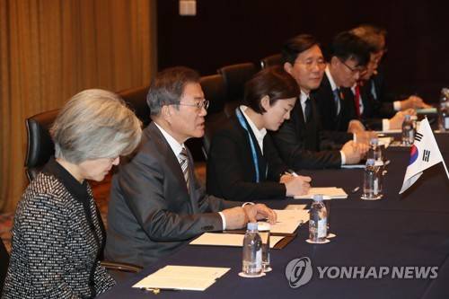 발언하는 문 대통령 (청두=연합뉴스) 이진욱 기자 = 문재인 대통령이 24일 중국 쓰촨성 청두 세기성 샹그릴라호텔에서 열린 한일 정상회담에서 발언하고 있다.  cityboy@yna.co.kr