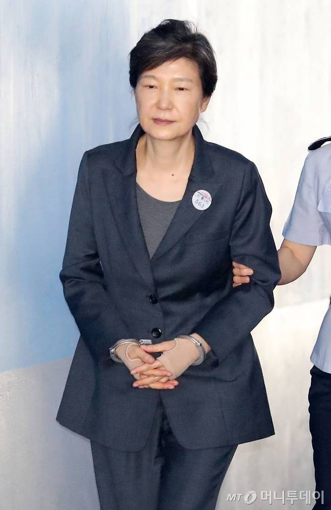 박근혜 전 대통령이 28일 오전 서초동 서울중앙지법에 출석하고 있다. / 사진=홍봉진기자 honggga@