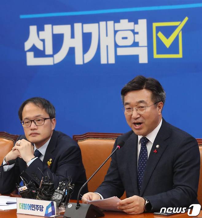 윤호중 더불어민주당 사무총장(오른쪽)과 박주민 최고위원이 23일 오후 서울 여의도 국회 원내대표실에서 선거법 및 검찰개혁법안 관련 기자회견을 갖고 있다. 2019.12.23/사진=뉴스1