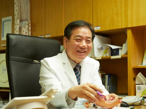 일산차병원 이기헌 부인종양센터장이 여성 암 환자의 가임력 보존치료에 대해 설명하고 있다. 일산차병원 제공