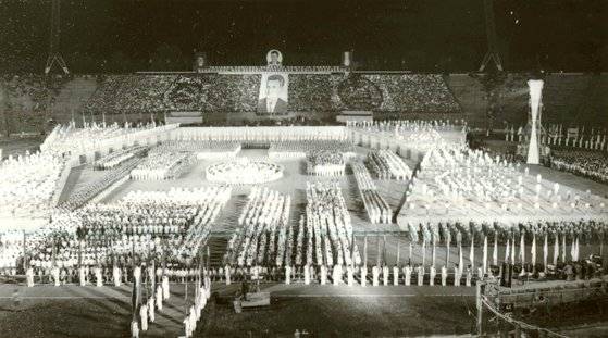 중국의 문화대혁명과 북한의 주체사상에서 영감을 얻은 차우세스쿠는 루마니아에서 개인숭배 독재를 시도했다. 사진은 사실상 차우셰스쿠의 개인숭배 행사인 매스게임 장면. [위키피디아].