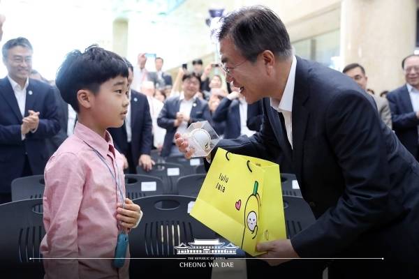 지난해 '혁신성장 확산을 위한 의료기기 분야 규제혁신 및 산업 육상 방안' 발표 행사에 문재인 대통령은 김미영 대표와 아들 정소명 군을 만났다. ⓒ청와대