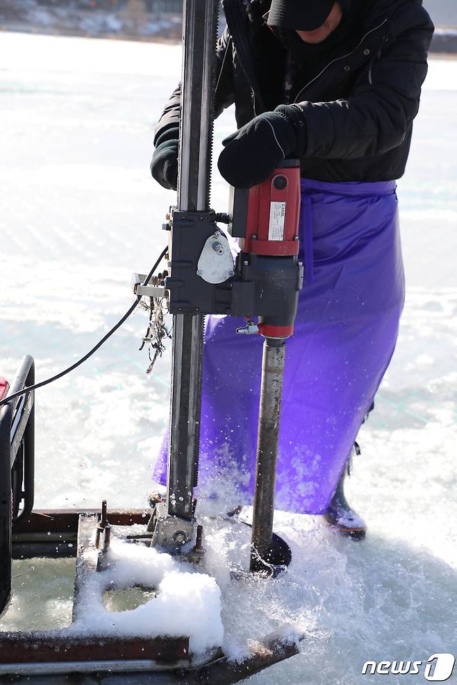 제13회 평창송어축제 개막 하루를 앞둔 27일 축제 관계자들이 강원도 평창군 진부면 오대천에서 얼음낚시를 위한 천공 작업을 하고 있다.2019.12.27/뉴스1 © News1 권혜민 기자