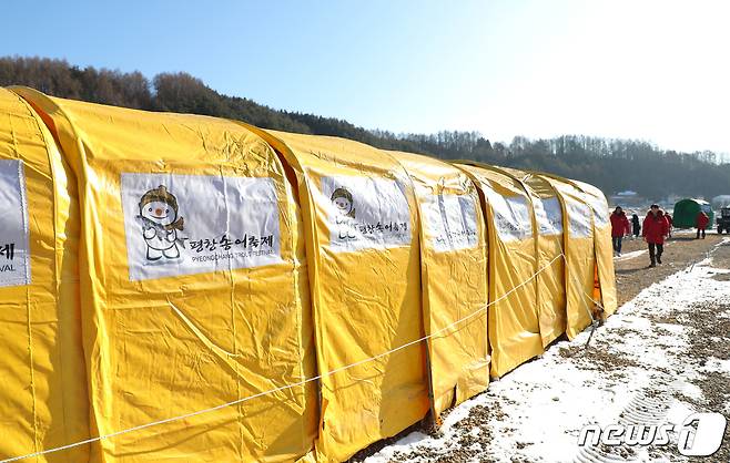 제13회 평창송어축제 개막을 하루 앞둔 27일 강원도 평창군 진부면 오대천에서 얼음낚시객을 위한 텐트 설치작업이 한창이다. 축제는 당초 이상기온으로 일주일 연기됐으나 때마침 한파가 찾아오면서 28일 개막이 차질 없이 준비되고 있다.2019.12.27/뉴스1 © News1 권혜민 기자