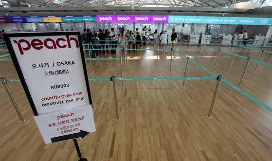 지난 8월, 보이콧 재팬이 본격화한 뒤 부쩍 한산해진 인천공항 일본 노선 탑승 카운터. [뉴스1]