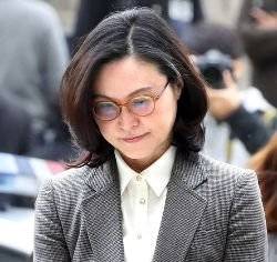 조국 전 법무부 장관의 부인 정경심 동양대 교수가 지난 10월 23일 오전 서울 서초구 서울중앙지법에서 열린 영장실질심사에 출석하기 위해 법정으로 향하고 있다. 우상조 기자