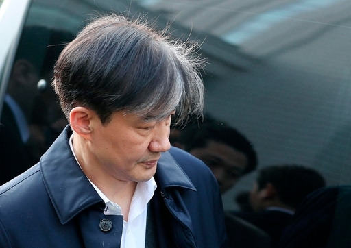 조국 전 법무장관이 지난 26일 오후 서울동부지법에서 영장실질심사를 마친 뒤 대기 장소인 서울동부구치소로 이동하기 위해 차량에 탑승하고 있다. 연합뉴스