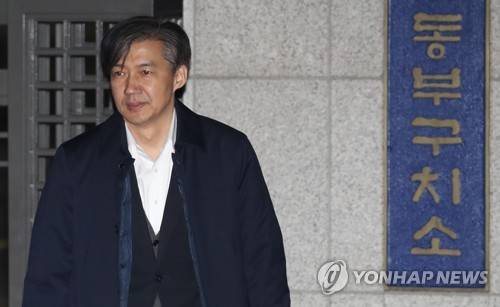 '감찰무마 의혹' 조국 구속영장 기각 (서울=연합뉴스) 박동주 기자 = '유재수 감찰무마 의혹'과 관련해 직권남용 권리행사 방해 혐의를 받는 조국 전 법무부 장관이 27일 오전 구속영장이 기각되자 송파구 서울동부구치소를 나서 차로 향하고 있다. 2019.12.27 pdj6635@yna.co.kr
