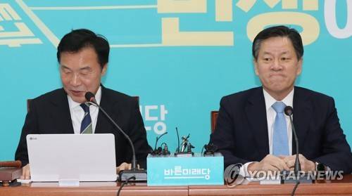 손학규 발언 듣는 주승용 (서울=연합뉴스) 하사헌 기자 = 주승용 국회부의장(오른쪽)이 27일 오전 서울 여의도 국회에서 열린 바른미래당 최고위원회의에서 손학규 대표 발언을 듣고 있다.  2019.12.27 toadboy@yna.co.kr