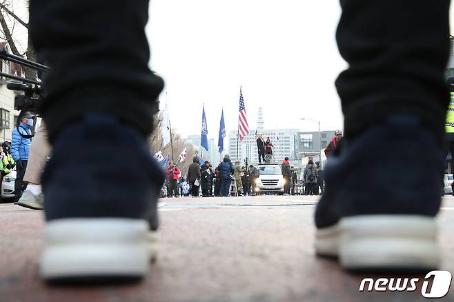맹학교학부모회가 28일 오후 서울 종로구 효자주민센터 인근에서 시각장애인 학습권 및 주민안정권 확보를 위해 광화문광장에서 청와대 방면으로 행진하는 보수단체를 막아서고 있다. 2019.12.28/뉴스1 © News1 이승배 기자