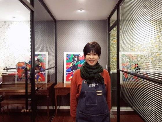 일산 한양문고 주엽점 남윤숙 대표가 '개인 서재'를 소개하고 있다. 전익진 기자