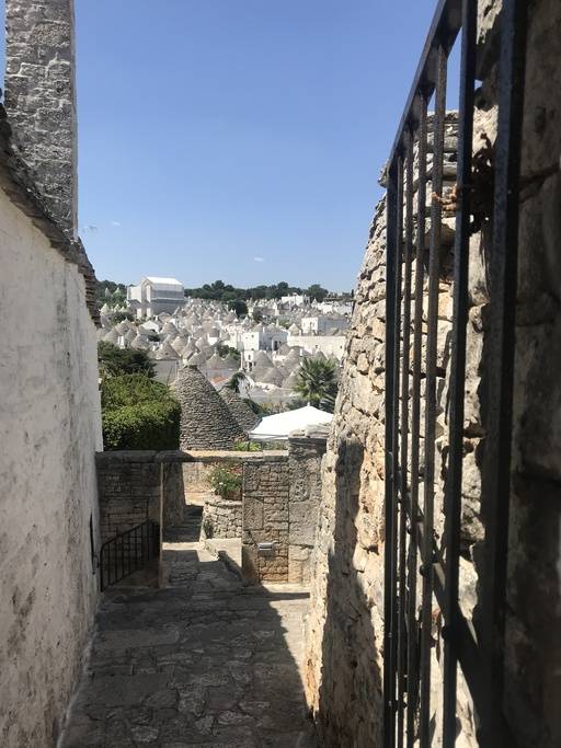 트롤로(Trullo)라는 석회암을 쌓아올린 가옥 형태는 이탈리아 민속·건축의 독특함을 알 수 있는 가장 특별한 본보기이다. 흰색 벽과 유명한 원뿔모양의 지붕으로 1996년에 유네스코 세계문화유산으로 지정되었다.