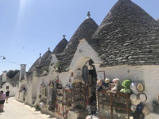 골목길 주거지와 선물가게들. 석회로 하얗게 칠해져 있는 바깥에서 들어선 실내는 서로 다른 목적의 다양한 공간들로 구성되어 있으며, 집집마다 이런 공간이 다양한 숫자로 나뉘어 있다. 여름에는 시원하고 겨울에는 따뜻하다고 한다.