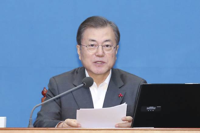 문재인 대통령이 30일 오후 청와대에서 열린 수석·보좌관 회의에서 발언하고 있다.(사진=연합뉴스)
