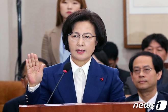추미애 법무부장관후보자가 30일 서울 여의도 국회에서 열린 인사청문회에서 선서를 하고 있다. 추미애 후보자는 2018년 지방선거에서 경선을 포기하는 조건으로 임동호 전 더불어민주당 최고위원이 청와대로부터 공직을 제안받았다는 의혹에 대해 "당이 선거 주체＂라며 부인했다. 2019.12.30/뉴스1 © News1 이종덕 기자