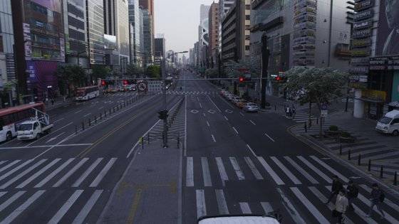 VFX 작업 전 강남역에서 실제 촬영한 강남역 풍경이다. [사진 CJ엔터테인먼트·덱스터스튜디오]