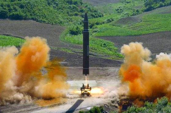 2017년 7월 5일 북한 관영매체인 노동신문은 4일 이뤄진 대륙간탄도미사일(ICBM) '화성-14형' 발사 소식을 전하며 미사일 탄두부의 대기권 재진입 및 단 분리 기술을 시험했다고 보도했다. [사진=노동신문=연합뉴스]