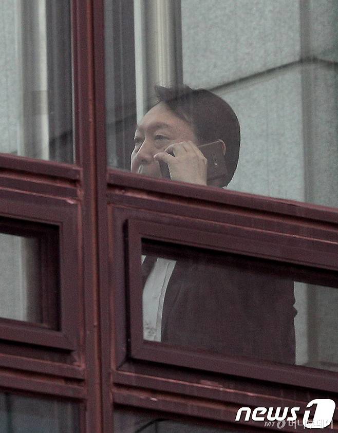(서울=뉴스1) 신웅수 기자 = 윤석열 검찰총장이 30일 오후 서울 서초구 대검찰청에서 점심식사를 하기 위해 구내식당으로 이동하고 있다.   국회 고위공직자범죄수사처(공수처) 필리버스터가 종료됨에 따라 더불어민주당은 이날 여야 4+1협의체 공조를 통해 새 임시국회 본회의를 열고 공수처 설치 법안 표결에 들어갈 예정이다. 2019.12.30/뉴스1  <저작권자 © 뉴스1코리아, 무단전재 및 재배포 금지>