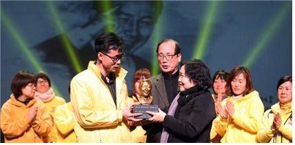 ▲ 2016년 12월 29일 오후 서울 서강대 메리홀 ‘제1회 민주주의자 김근태 상 시상식’. 수상하고 있는 4.16 세월호 참사 가족협의회 회원들