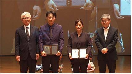 ▲ 2019년 7월 20일 고려대 인촌기념관. 제1회 노회찬상 수상 장면 (왼쪽부터 이덕우 심사위원장, 이탄희 수상자, 김미숙 수상자, 조돈문 노회찬재단 이사장)