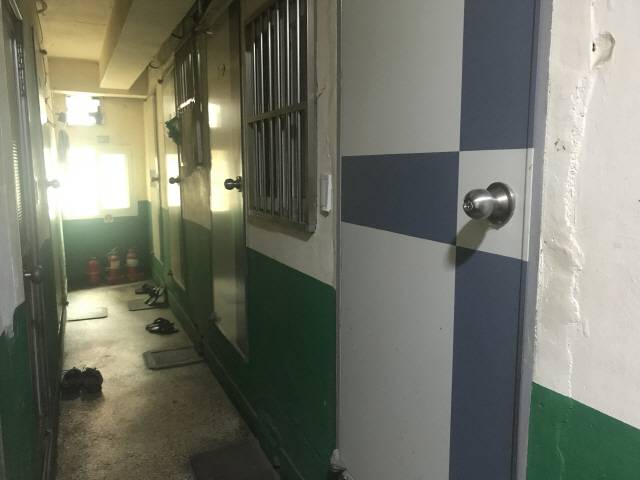 30일 서울 용산구 동자동 쪽방촌의 한 다세대주택에 방이 늘어서 있다. /손구민기자