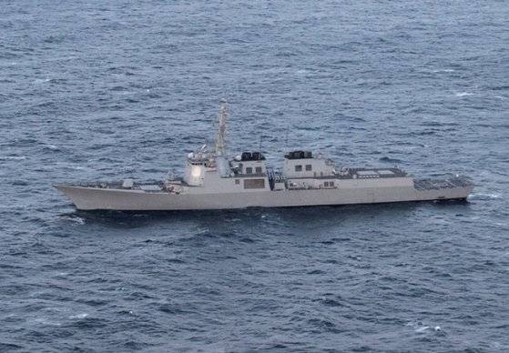 동해상에 배치된 이지스 함정이 영해 수호 임무를 수행하고 있다.