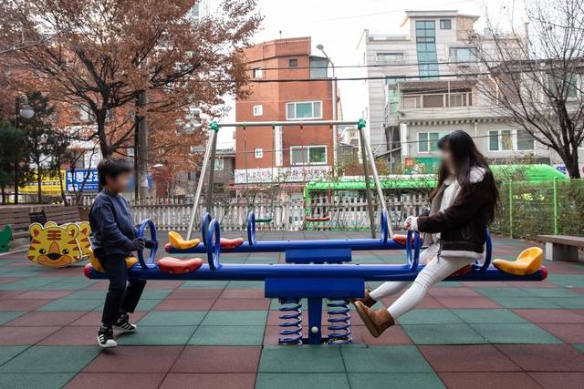 ▲ 양육권자 주혜림(가명) 씨와 아들 배경수(가명, 8세)군이 놀이터에서 시소를 타고 있다. ⓒ 주용성