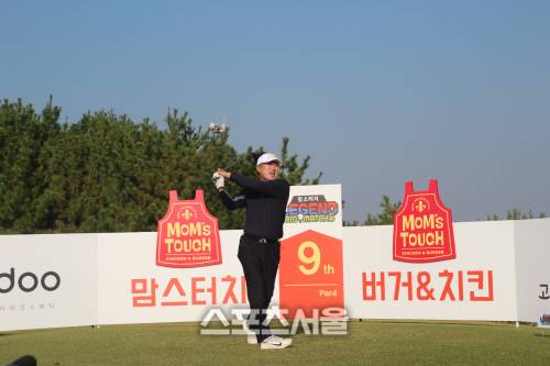 박노준 교수가 티샷하고 있다. 고창 | 이용수기자