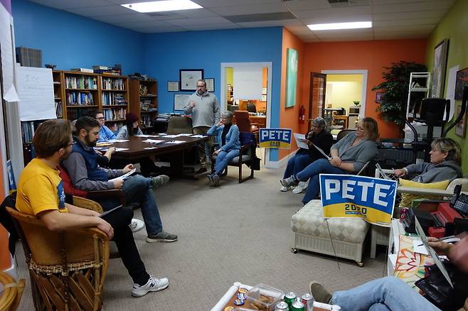 지난 12월17일 저녁 미국 아이오와주 주도인 디모인의 민주당 피트 부티지지 대선 주자 캠프 운동원들과 지지자들이 2월3일 아이오와 코커스 참여에 관한 교육을 하고 있다. /황준범 특파원