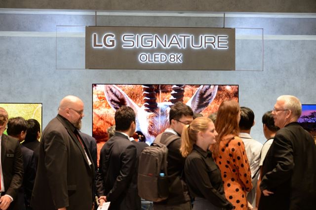 지난 9월 독일에서 열린 유럽 최대 가전 전시회 'IFA 2019'에 전시된 LG전자 8K TV. LG는 1월 7일 미국에서 개막하는 세계 최대 소비자가전 전시회 'CES 2020'에서 8K TV 신제품을 공개한다. LG전자 제공