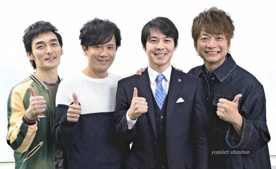 스즈키 지사가 지난해 일본 최고의 그룹으로 불렸던 SMAP의 멤버 일부와 기념사진을 찍고 있다. 스즈키 지사는 '인기남 정치인'으로 불린다. [스즈키 나오미치 페이스북]