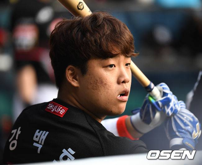 [OSEN=잠실, 최규한 기자]부상에서 돌아온 KT 강백호가 더그아웃에서 스윙 연습을 하고 있다. /dreamer@osen.co.kr