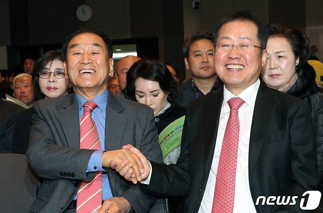 홍준표 전 자유한국당 대표와 이재오 국민통합연대 창립준비위원장이 지난해 12월23일 오전 서울 중구 한국프레스센터에서 열린 ‘국민통합연대 창립대회’에서 악수를 하고 있다. 2019.12.23/뉴스1 © News1 황기선 기자