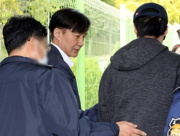 조국 전 법무장관이 지난 10월 24일 부인 정경심씨와의 접견을 위해 아들과 함께 서울구치소 접견실로 향하고 있다./연합뉴스