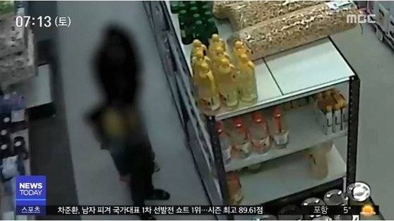 지난달 10일 인천 한 마트에서 배고픔을 참지 못해 식료품을 훔치던 부자 모습이 CCTV에 포착됐다. [MBC 방송 캡처]