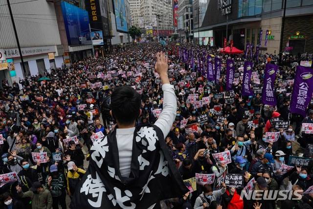 [홍콩=AP/뉴시스]새해 첫날인 1일 홍콩 시내에서 대규모 민주화 요구 시위가 벌어지고 있다. 2020.01.01
