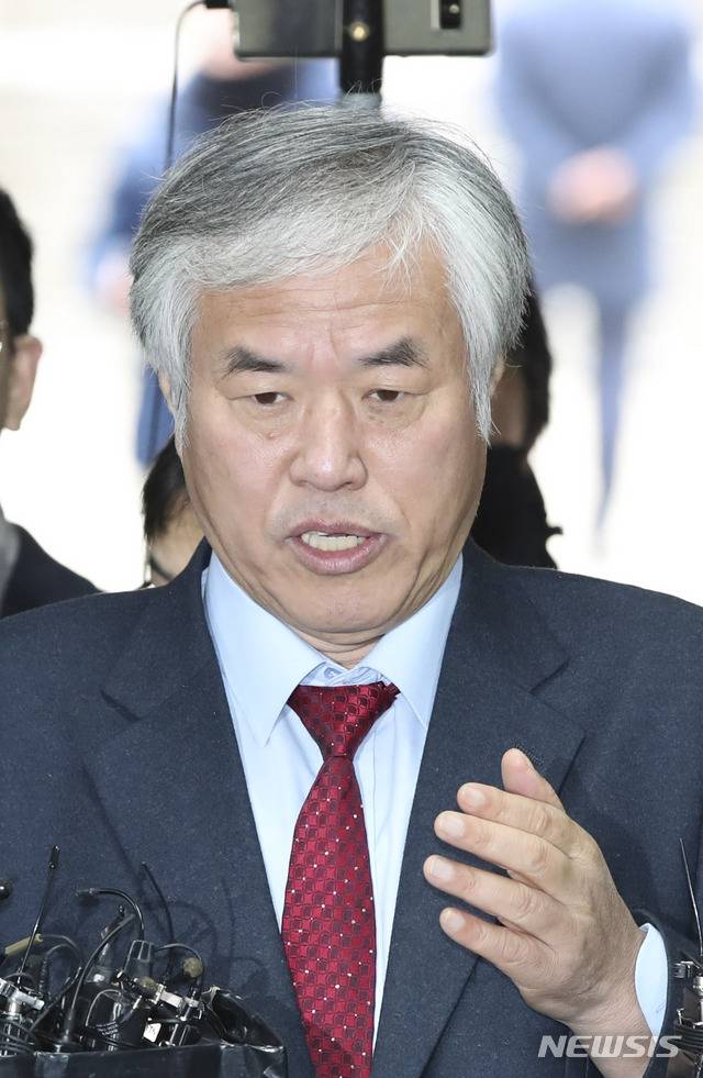 [서울=뉴시스] 고범준 기자 = 보수 단체의 광화문 집회에서 폭력 행위를 주도한 혐의를 받는 문재인하야범국민투쟁본부 총괄대표 전광훈 목사가 2일 오전 서울 서초구 서울중앙지방법원에서 열린 구속 전 피의자 심문을 받기 위해 들어서며 취재진 질문에 답하고 있다. 2020.01.02. bjko@newsis.com