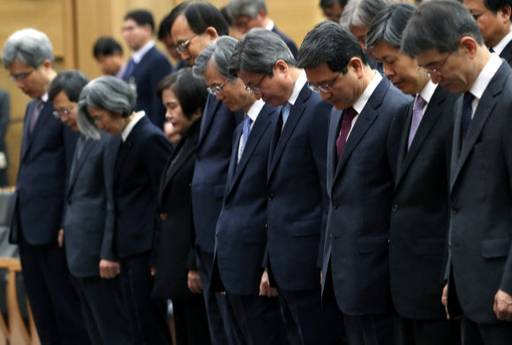 김명수 대법원장과 대법관들이 2일 오전 서울 서초구 대법원에서 열린 시무식에서 순국선열에 대해 묵념을 하고 있다. 김 대법원장은 이날 "재판에 대해 외부의 엄중한 평가를 받아 성찰 기회로 삼는 것이 좋은 재판을 구현하고자 하는 책임 있는 모습"고 밝혔다. 뉴스1