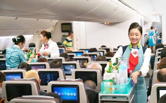 대한항공 기내에서 객실승무원들이 기내 서비스를 제공하고 있다. [사진 대한항공]