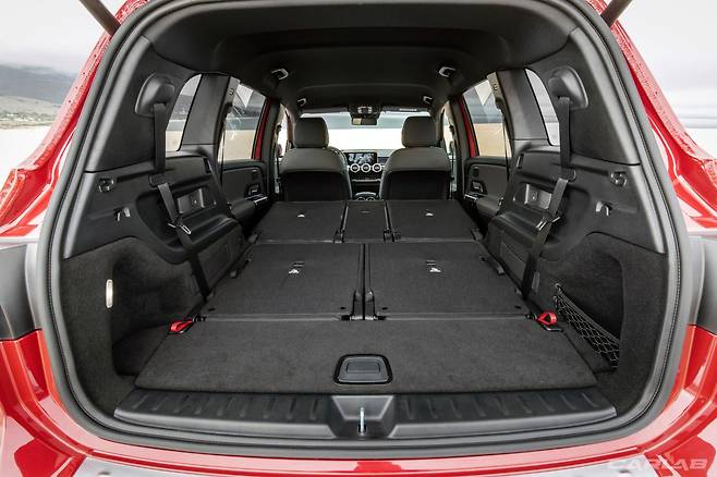 7인승 - 2열시트까지 모두 접은 모습 / 1,680리터