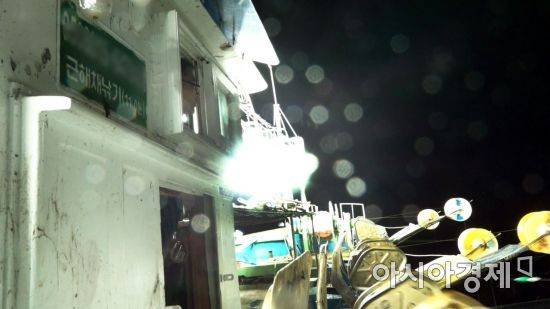 오징어 조업 경력 30년인 대양호 방재관 선장은 "오징어가 없다"면서도 연신 조타실 밖 창문으로 바다를 바라보곤 했다. 사진 = 이경도 PD