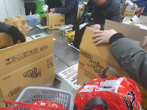 지난 1일 서울 중구의 한 대형마트 자율포장대에서 고객들이 물건을 가져가기 위해 종이상자를 접고 있다.