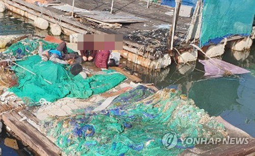 급박했던 구조 장면 (여수=연합뉴스) 4일 오전 전남 여수시 소호동 소호항 앞바다에 빠진 트럭에서 2명을 구한 김진운(맨 왼쪽)씨가 바지선 위에 쓰러져 숨을 고르고 있다. 김씨는 이날 오전 사고 장면을 목격하고 바다에 뛰어들어 차에 있던 A(59)씨와 B(63)씨를 구조했다. 2020.1.4 [여수해경 제공.재판매 및 DB금지] minu21@yna.co.kr