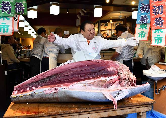 기요시 대표가 해체된 참치를 보여주고 있다.[AFP=연합뉴스]