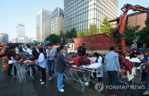 지난해 6월 25일 광화문광장 우리공화당 천막 철거 장면 [연합뉴스 자료사진]