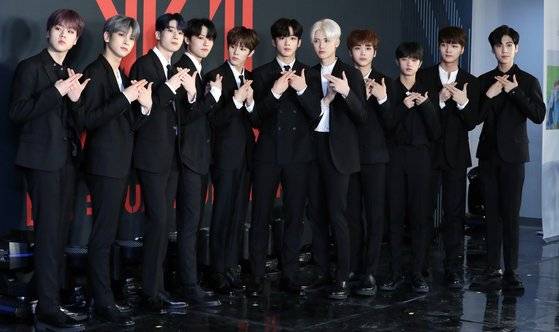 그룹 X1(엑스원) 멤버들이 27일 오후 서울 고척 스카이돔에서 열린 첫 번째 미니 앨범 '비상 : QUANTUM LEAP' 발매 기념 쇼케이스에서 포토타임을 갖고 있다. 김진경 기자 kim.jinkyung@jtbc.co.kr/2019.08.27/