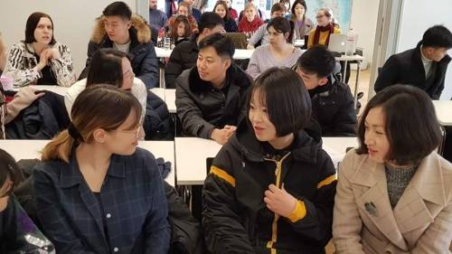 대화를 나누는 북한 학생들과 베를린자유대 학생들 [베를린=연합뉴스]