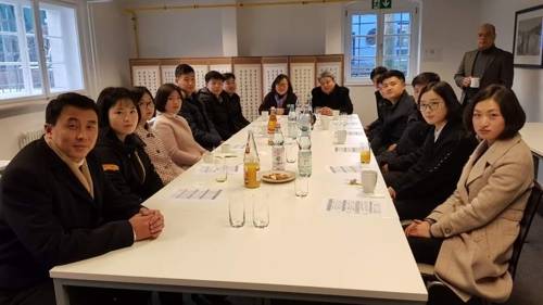 베를린자유대 한국학연구소에 방문한 김일성종합대학 교수와 학생들, 이은정 교수 등 베를린자유대 관계자들 [베를린=연합뉴스]