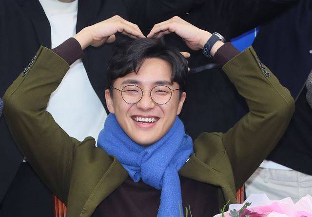 더불어민주당 '영입인재 2호'인 원종건 씨가 지난달 29일 국회에서 하트를 만들며 기념촬영하고 있다.  연합뉴스