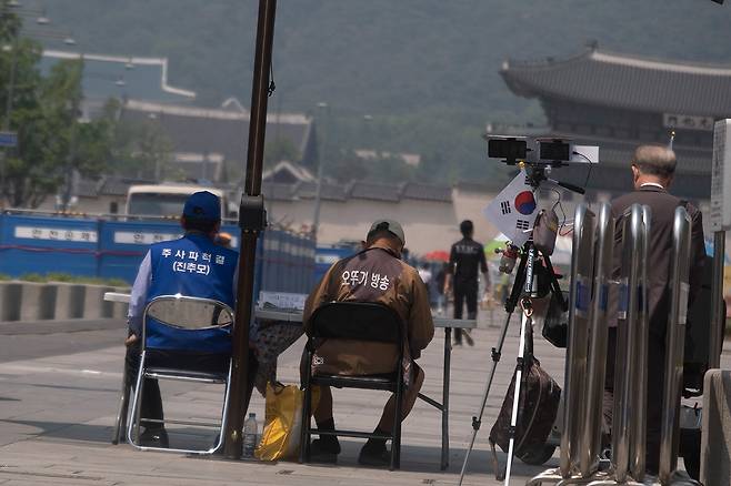 ⓒ시사IN 이명익2019년 5월23일 보수 유튜버들이 광화문광장 집회를 현장 중계하고 있다.